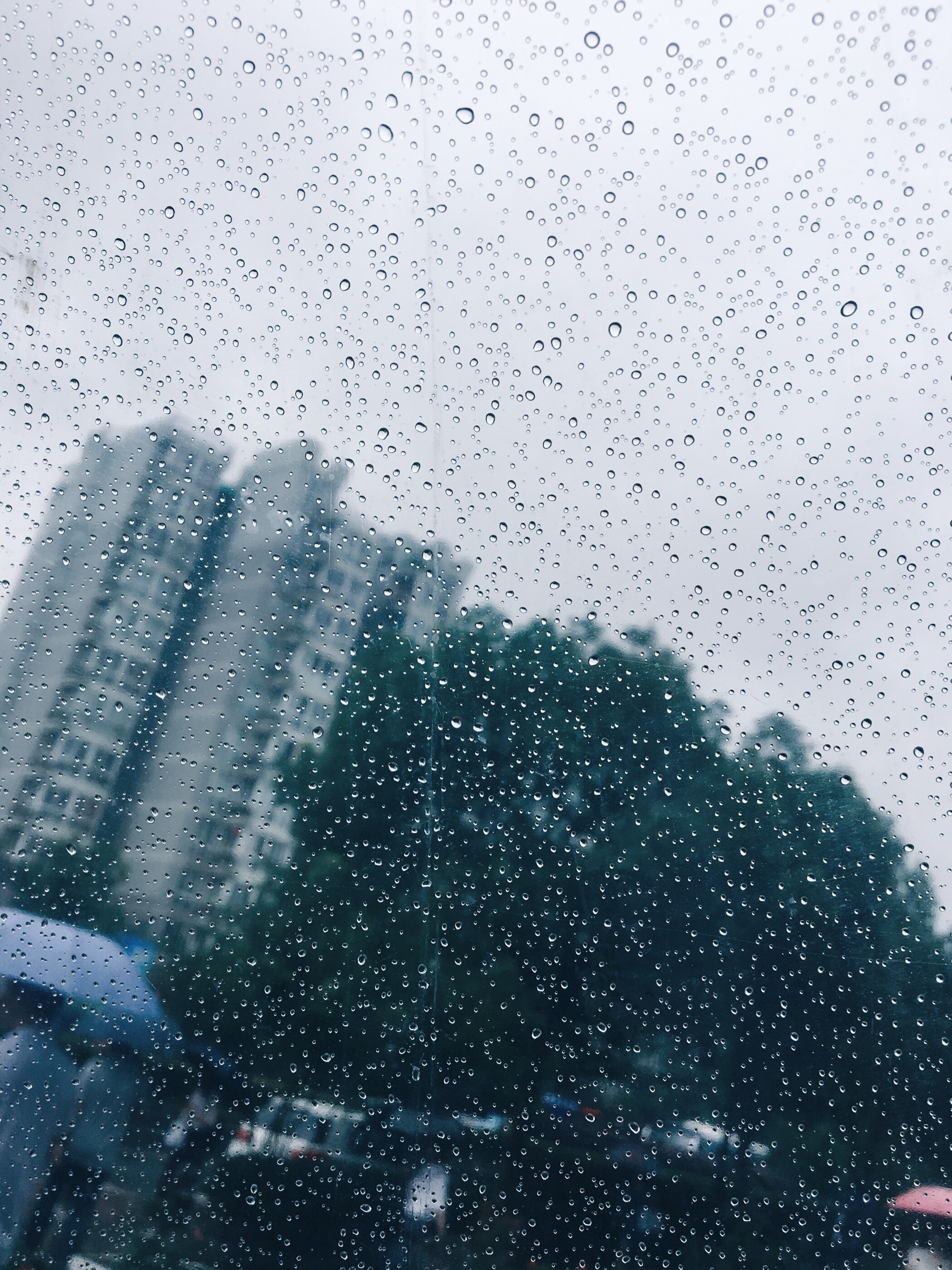 朦胧车窗玻璃上的雨水反射着灯光-壁纸图片大全
