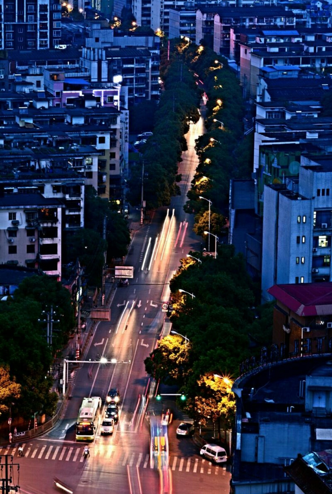 落日下的街道摄影图高清摄影大图-千库网